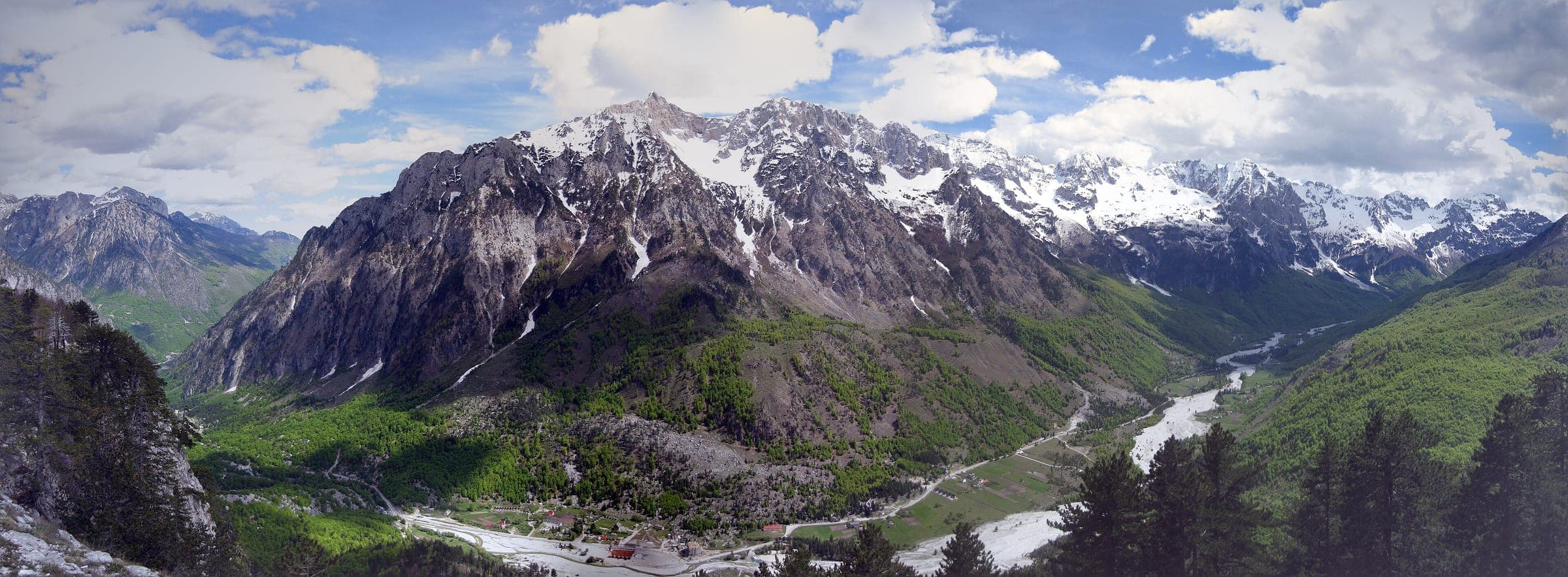 Kukaj'dan Valbona Vadisi panoraması